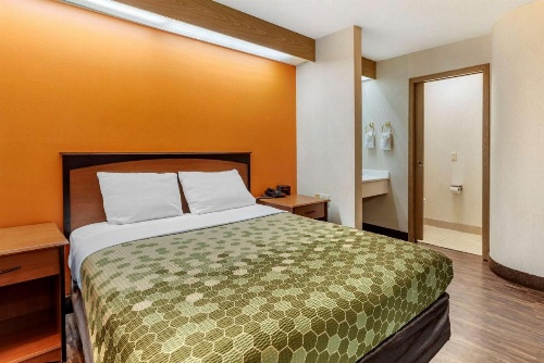 Econo Lodge North Academy image 18